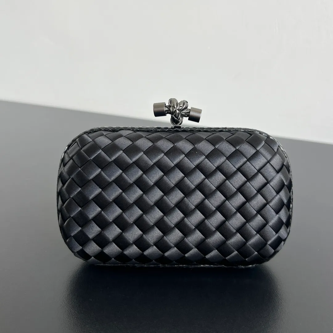 Batch 960 #BV Knot woven evening bag series~ (8651 16cm) Each bag reveals exquisite elegance💫Iconic classic silk weaving➕snake skin trim, with knot buckle, soft and delicate feel. The design is small and exquisite, low-key without logo, elegant and elegant. Paired with evening dress or cheongsam, it has the atmosphere of a famous and wealthy lady, full of aura and invincible texture💃 Dimensions: 16x10x5